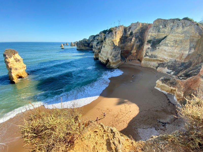 Falesie dorate e mare cristallino: sono queste le spiagge più belle dell’Algarve Falesie dorate e mare cristallino: sono queste le spiagge più belle dell’Algarve