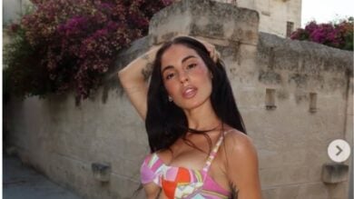 Giulia De Lellis, anche al mare non rinuncia allo stile più trendy e glamour con il completo multicolor firmato Emilio Pucci