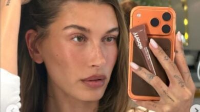 Anche Hailey Bieber segue il trend del momento: ecco il suo bikini metallizzato con effetto laminato