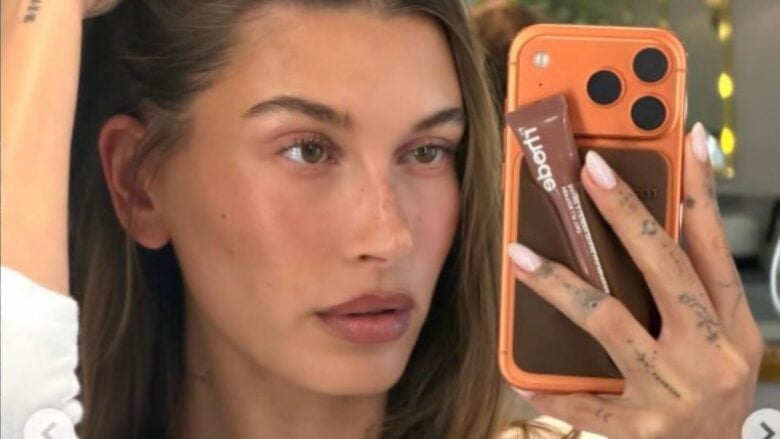 Anche Hailey Bieber segue il trend del momento: ecco il suo bikini metallizzato con effetto laminato