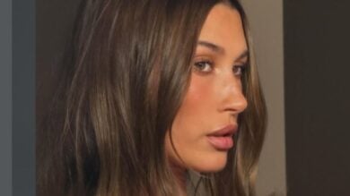 Hailey Bieber lancia una capsule collection di jeans con Gap