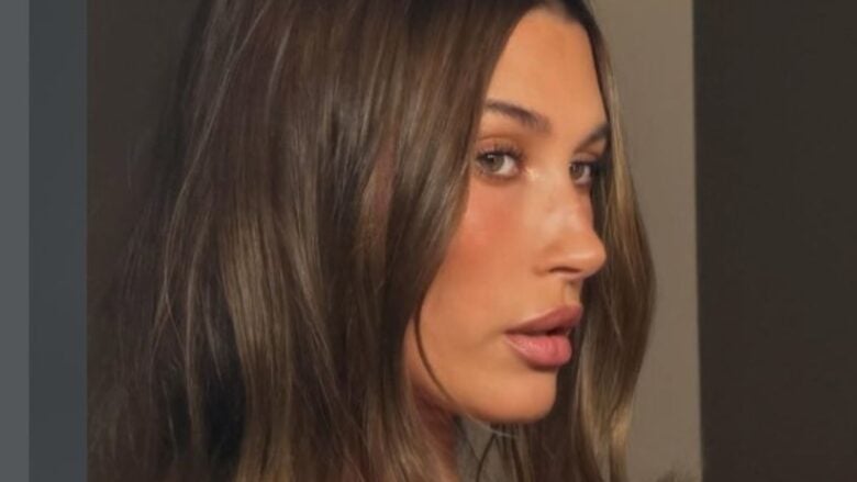 Hailey Bieber lancia una capsule collection di jeans con Gap