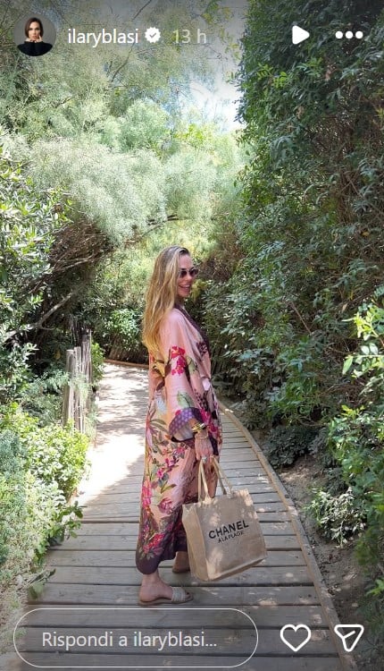 Ilary Blasi, a Saint-Tropez con il kimono e la borsa shopping griffata: il beach Look da copiare! Ilary Blasi, a Saint-Tropez con il kimono e la borsa shopping griffata: il beach Look da copiare!