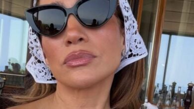 Jennifer Lopez vola in Sicilia con il Look must di stagione firmato Dolce & Gabbana