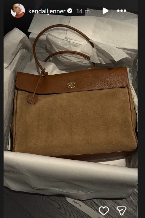 Kendall Jenner sfoggia sui social la sua nuova maxi bag firmata Chanel: ma quanto costa! Kendall Jenner sfoggia sui social la sua nuova maxi bag firmata Chanel: ma quanto costa!