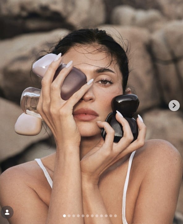 Kylie Jenner lancia la sua nuova collezione di profumi Mood Stones