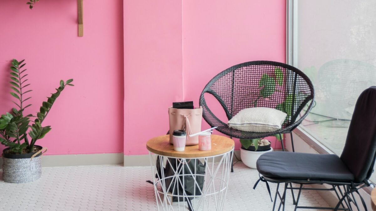 Stai per dipingere il soggiorno? I Colori delle Pareti da scegliere e quali evitare per un living elegante e luminoso Stai per dipingere il soggiorno? I Colori delle Pareti da scegliere e quali evitare per un living elegante e luminoso