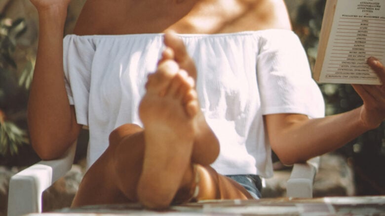 Gli smalti nude (ma non banali) per chi desidera una pedicure semplice ed elegante