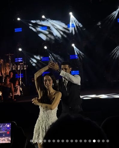 Aurora Ramazzotti, cambio d’abito al suo matrimonio con il mini dress tempestato di paillettes