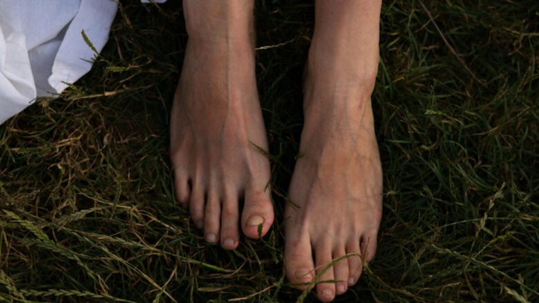 Gambe e piedi gonfi per il caldo: consigli e rimedi naturali