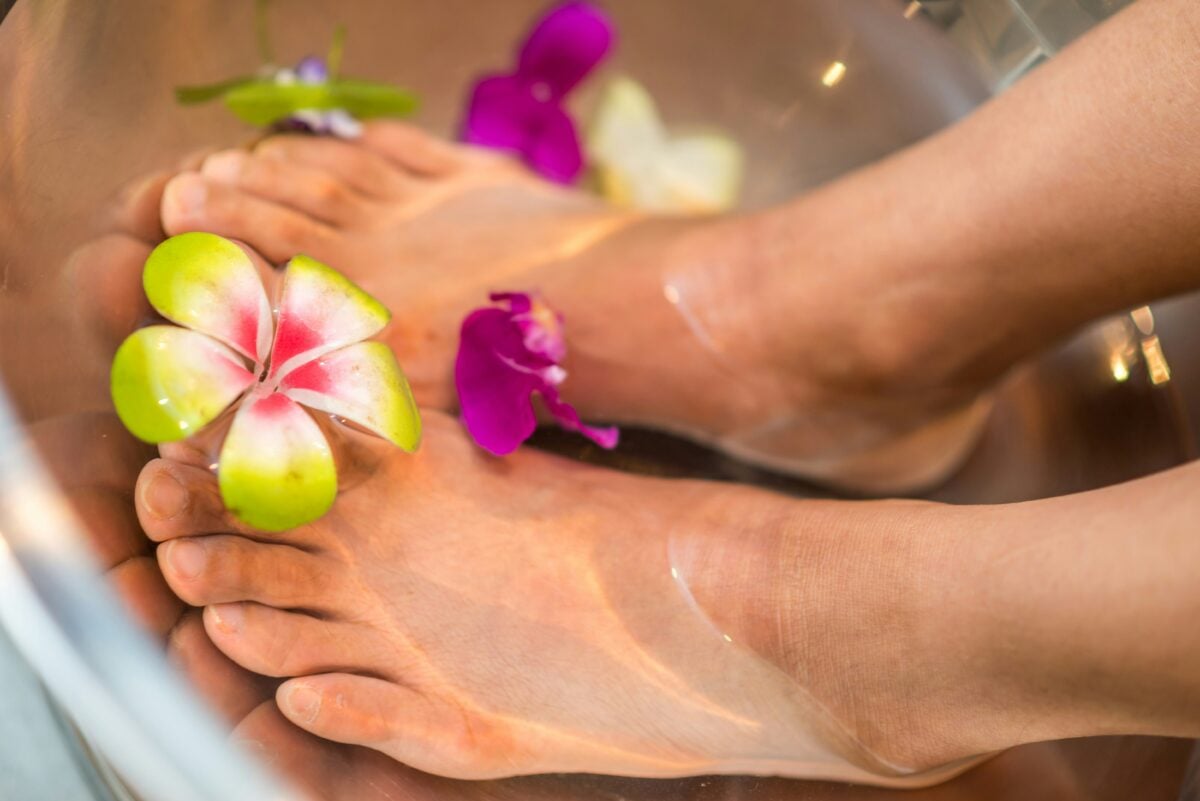 Gambe e piedi gonfi per il caldo: consigli e rimedi naturali