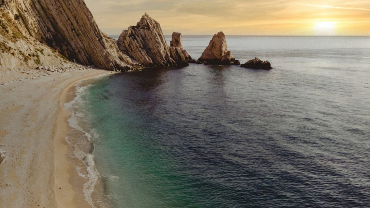 Sono queste le spiagge più belle delle Marche per una fuga estiva indimenticabile Sono queste le spiagge più belle delle Marche per una fuga estiva indimenticabile