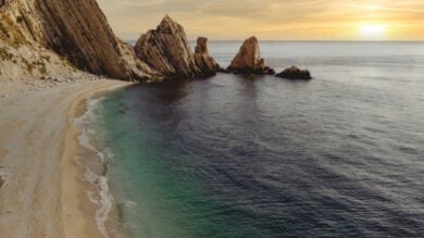 Sono queste le spiagge più belle delle Marche per una fuga estiva indimenticabile