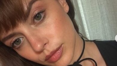 Annalisa, in tour con il Look super sexy: body bianco con frange, calze a rete e stivali in pelle