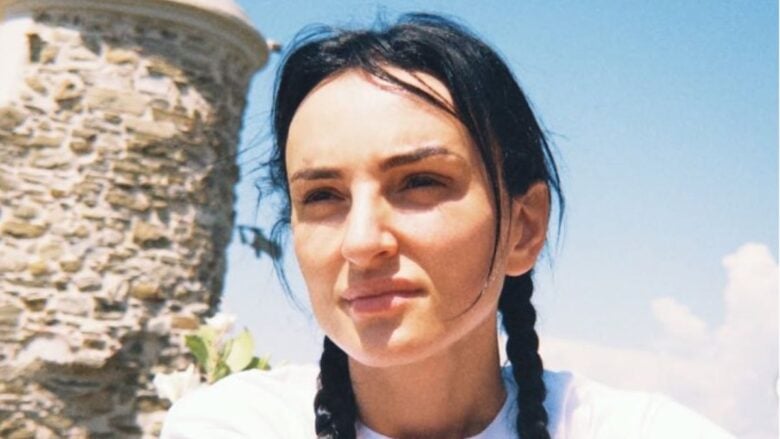 Arisa, al mare in topless: il post social super sexy per il suo compleanno!