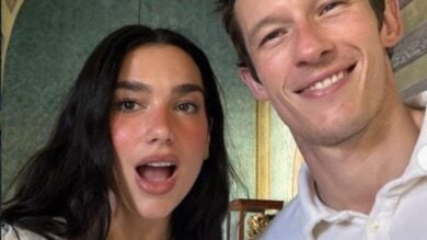 Dua Lipa e Callum Turner, primo red carpet da marito e moglie: i Look glamour alla première del film One Night Only