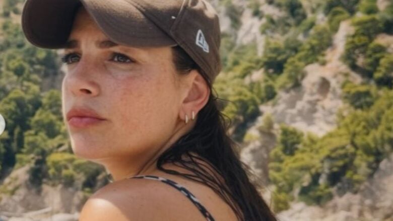 Emma segue il trend di stagione: bikini con stampa animalier ma con un tocco più glamour!