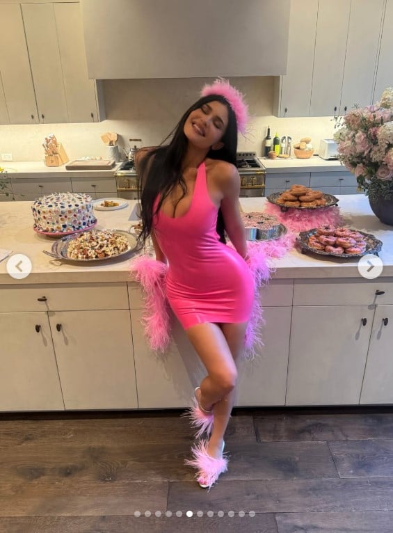 Kylie Jenner, cosa ha indossato per il suo compleanno in rosa FOTO Kylie Jenner, cosa ha indossato per il suo compleanno in rosa FOTO