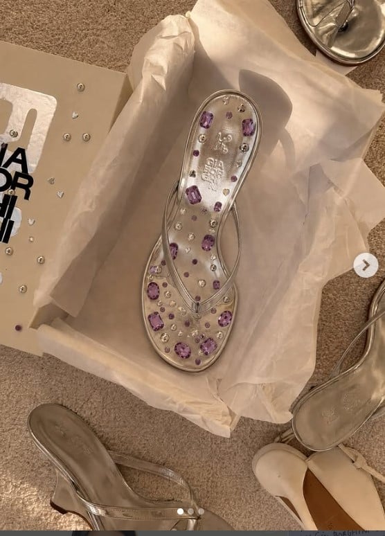 Il nuovo paio di sandali di Kylie Jenner sono il must di stagione, con cristalli colorati e dall’estetica Y2K!