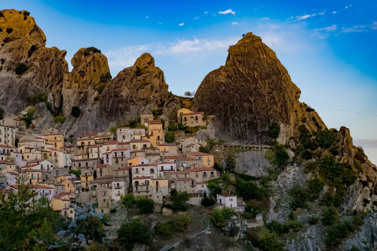 Autunno da vivere nei borghi: 5 destinazioni in Italia e in Europa che meritano un viaggio Autunno da vivere nei borghi: 5 destinazioni in Italia e in Europa che meritano un viaggio
