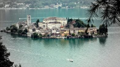 Autunno da vivere nei borghi: 5 destinazioni in Italia e in Europa che meritano un viaggio