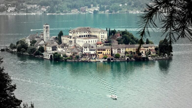 Autunno da vivere nei borghi: 5 destinazioni in Italia e in Europa che meritano un viaggio