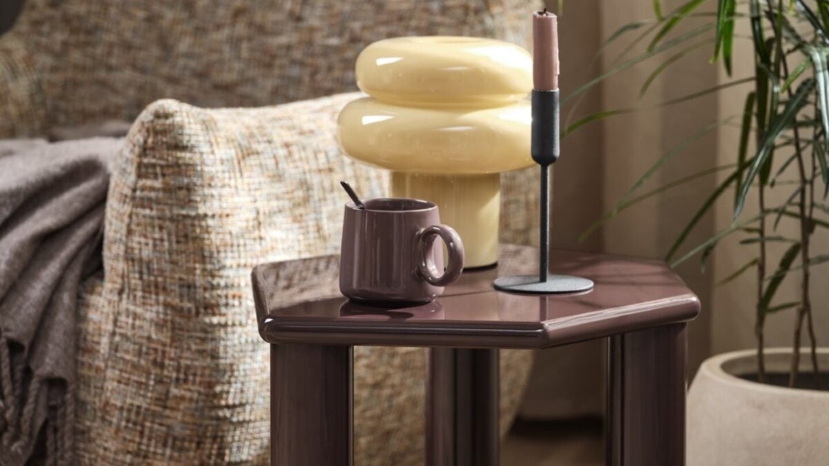 Raw Beauty di JYSK: superfici lucide, dettagli grezzi e un caldo tono melanzana per la nuova linea autunnale Raw Beauty di JYSK: superfici lucide, dettagli grezzi e un caldo tono melanzana per la nuova linea autunnale