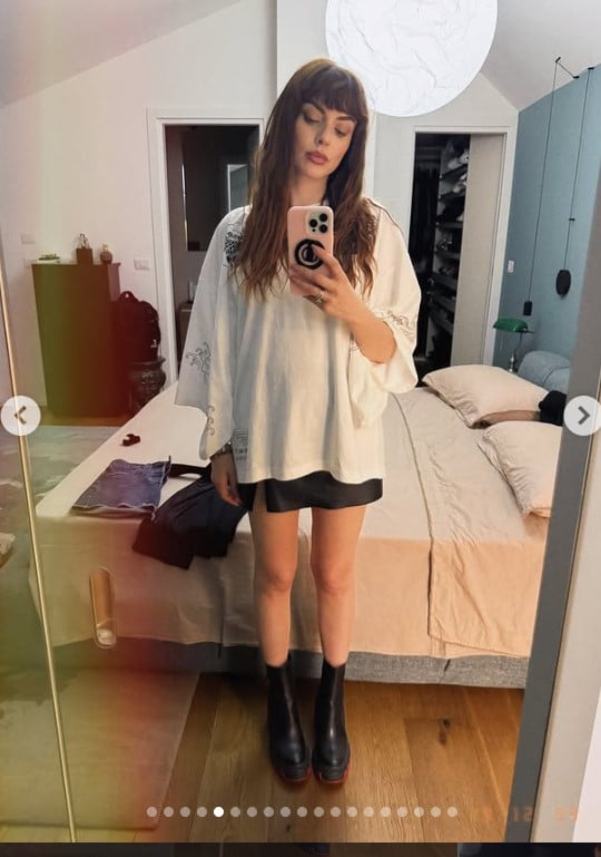 Annalisa, selfie allo specchio con il Look sexy-rock: minigonna in pelle, maglia over e bikers FOTO Annalisa, selfie allo specchio con il Look sexy-rock: minigonna in pelle, maglia over e bikers FOTO