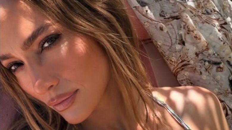 Jennifer Lopez saluta l’estate con questo iconico beach Look: elegante anche in spiaggia!