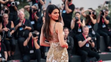 Kendall Jenner brilla sul red carpet di Venezia 2026 con un meraviglioso slip dress d’archivio firmato Giorgio Armani
