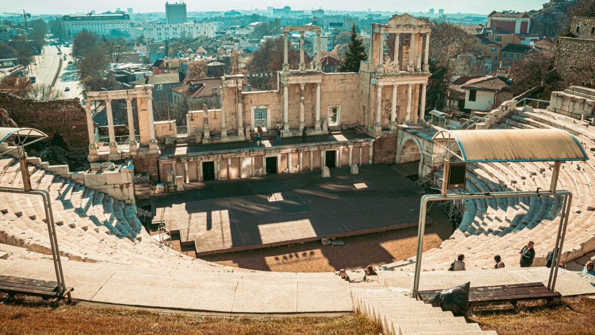 Dimentica le solite capitali europee: 6 città da visitare a novembre lontano dalla folla Dimentica le solite capitali europee: 6 città da visitare a novembre lontano dalla folla