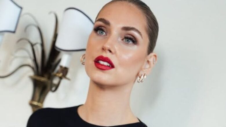 Chiara Ferragni incanta Parigi con un total Look firmato Schiaparelli: ma il vero pezzo forte è l’acconciatura!