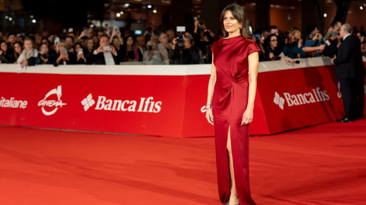 Claudia Pandolfi, in rosso rubino sul red carpet della Festa del Cinema di Roma 2026 FOTO