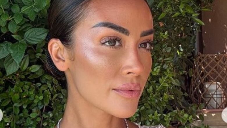 Giorgia Palmas brilla a Verissimo con il Look in satin e strass FOTO