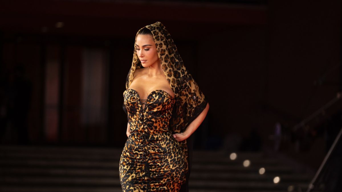 Kim Kardashian, una vera diva glamour alla Festa del Cinema di Roma 2026 con il Look d’archivio firmato Saint Laurent