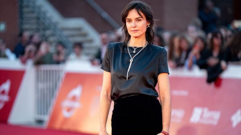 Kasia Smutniak, magnifica sul red carpet della Festa del Cinema di Roma 2026 in un total look firmato Giorgio Armani