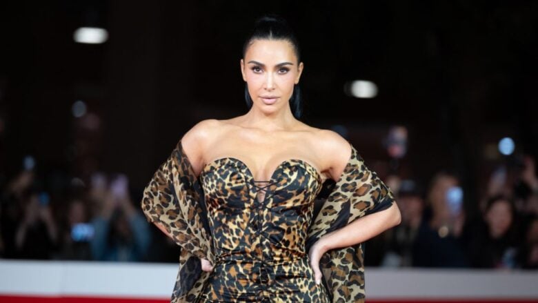 Kim Kardashian, una vera diva glamour alla Festa del Cinema di Roma 2026 con il Look d’archivio firmato Saint Laurent