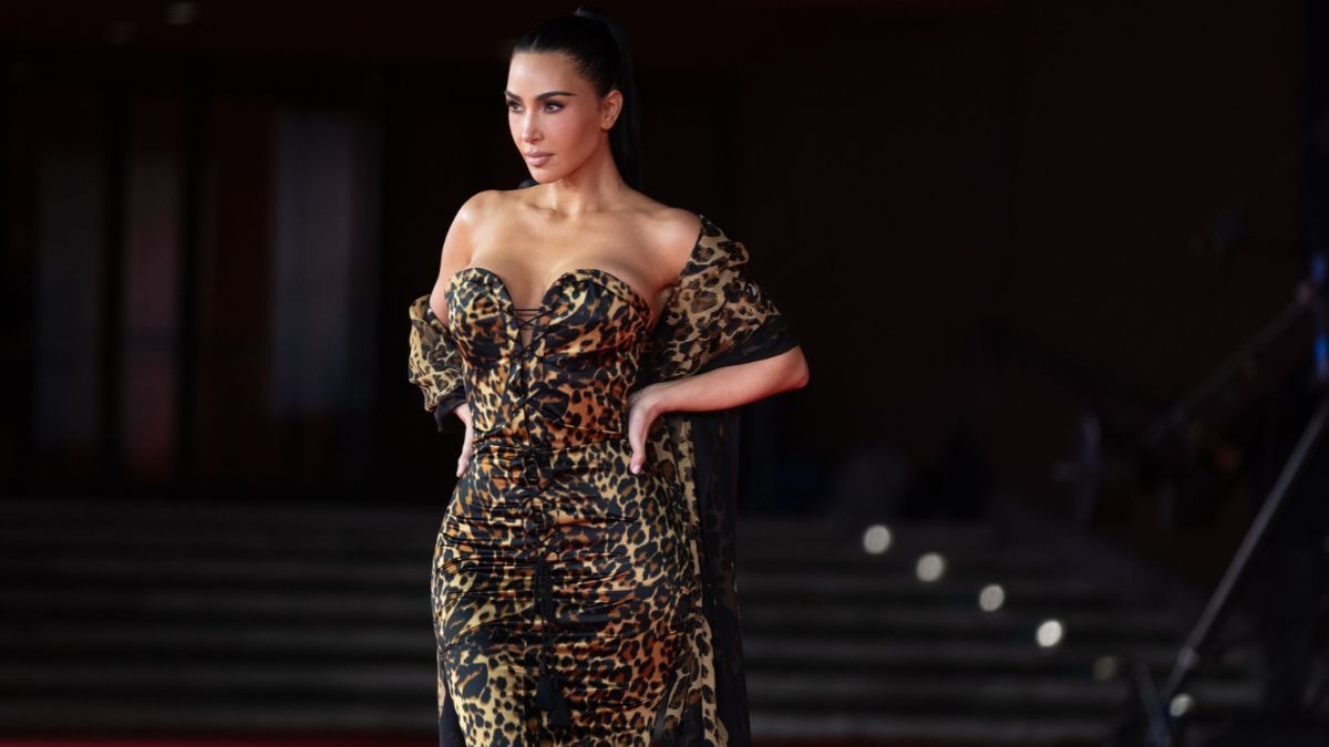 Kim Kardashian, una vera diva glamour alla Festa del Cinema di Roma 2026 con il Look d’archivio firmato Saint Laurent