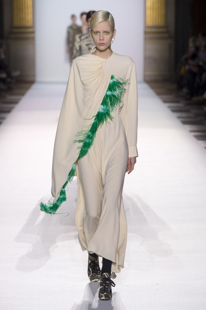 I look con piume, per un inverno in stile anni 30 [FOTO]