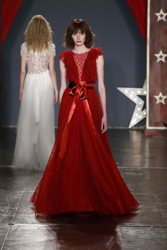 Abiti da sposa colorati 2018: originalità e stile nel giorno del sì [FOTO]