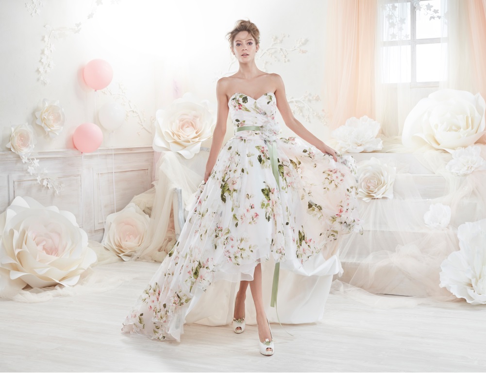 Abiti da sposa corti davanti colet