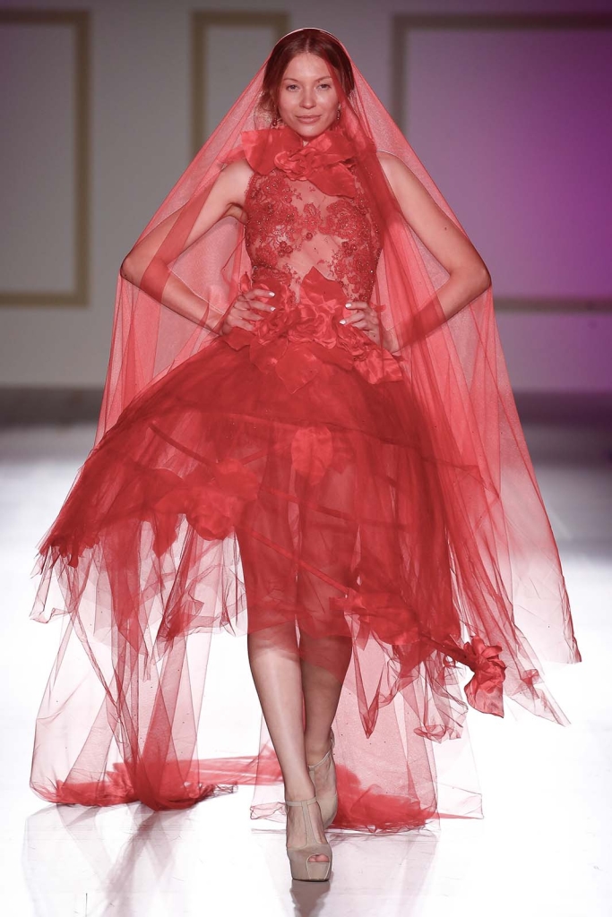 Abiti da sposa corti e colorati rosso