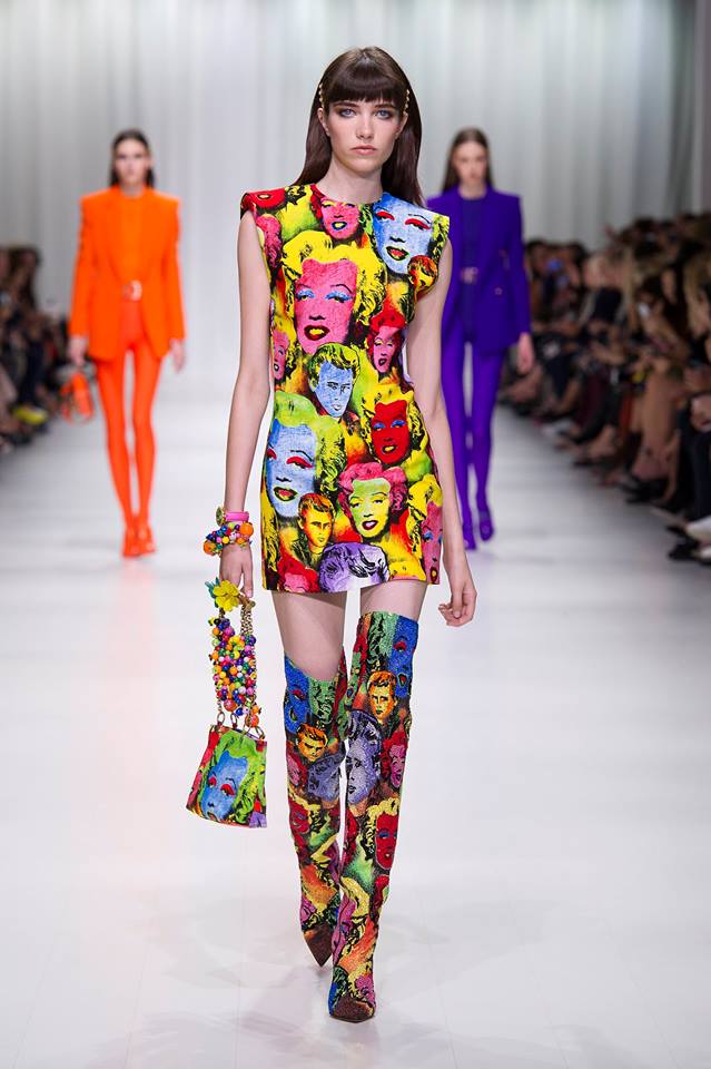 Abito con fantasia pop art Versace 
