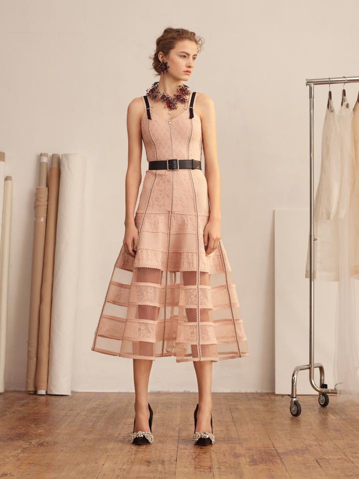 Abito con sottogonna a vista stile vittoriano Alexander McQueen moda vintage estate 2018