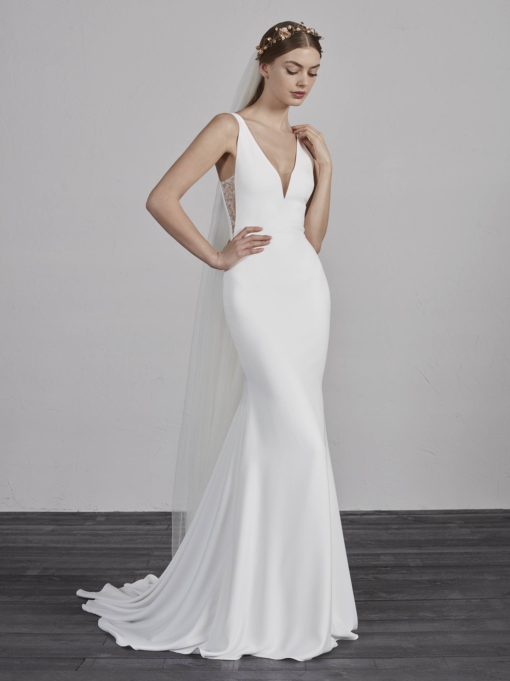 Abito da sposa a sirena Pronovias in crepe di seta con schiena scoperta