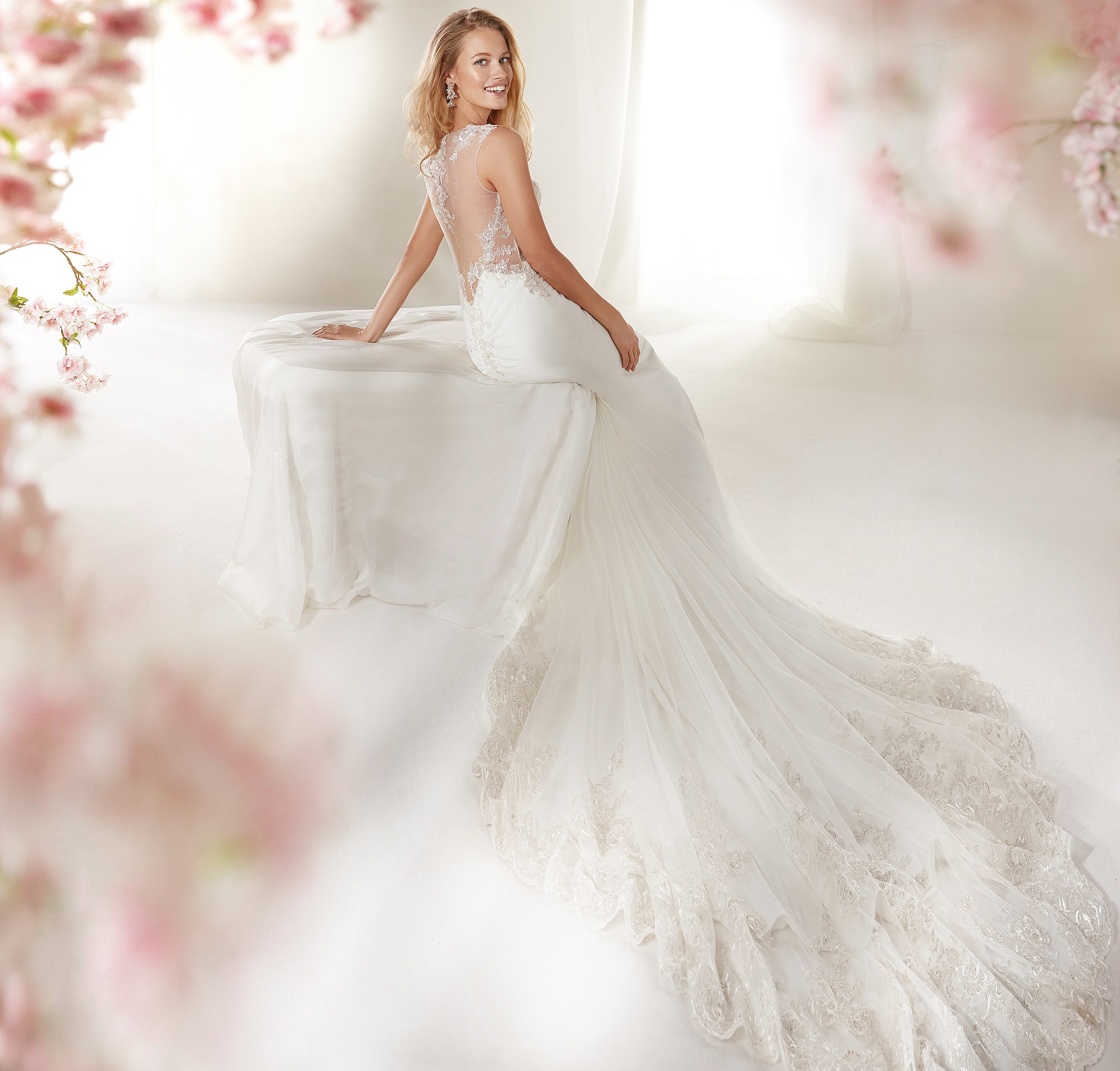 Abiti da sposa con schiena scoperta 2019, i più fashion e intriganti [FOTO]