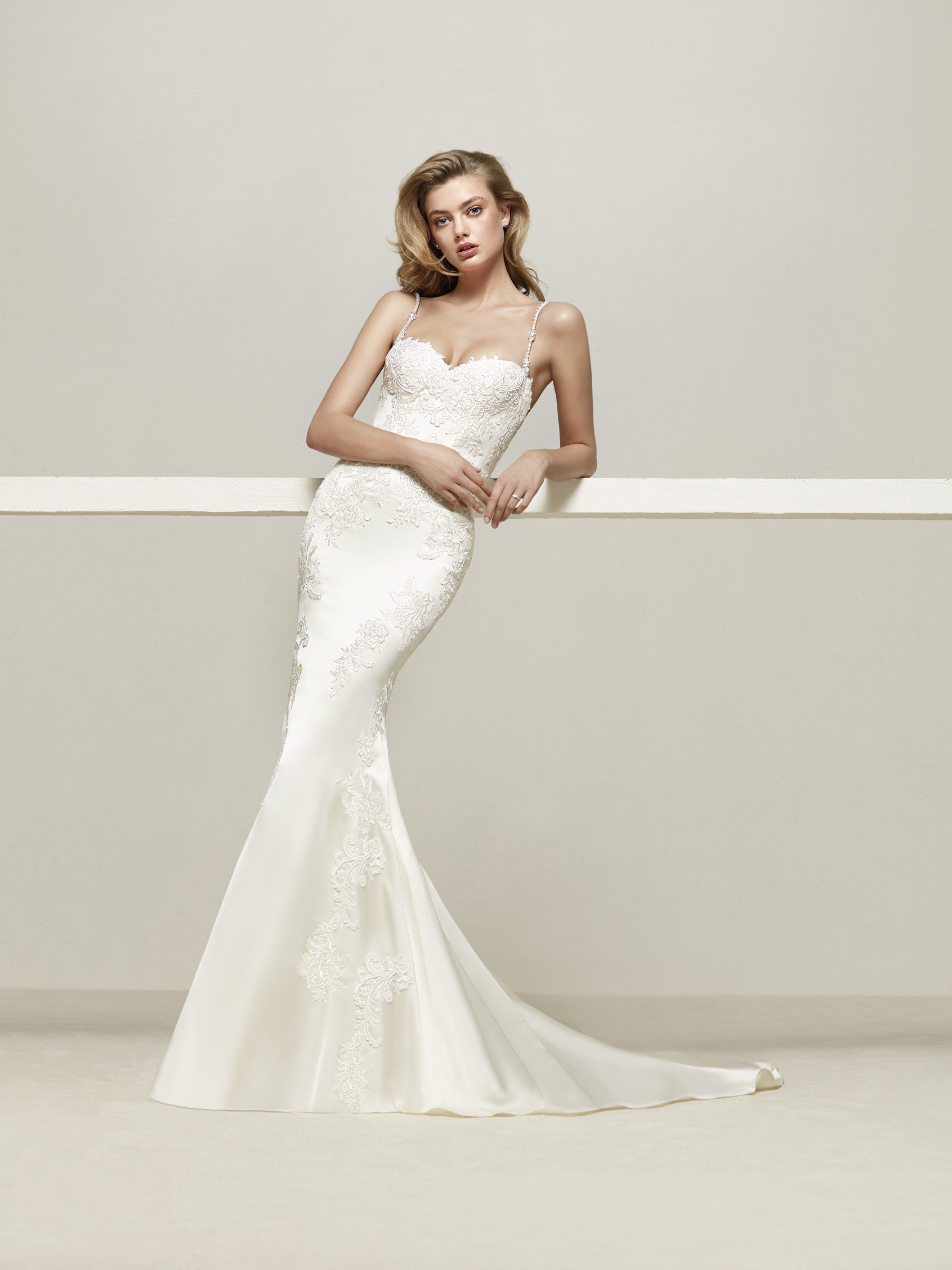 Abito da sposa a sirena con scollo a cuore Pronovias in mikado