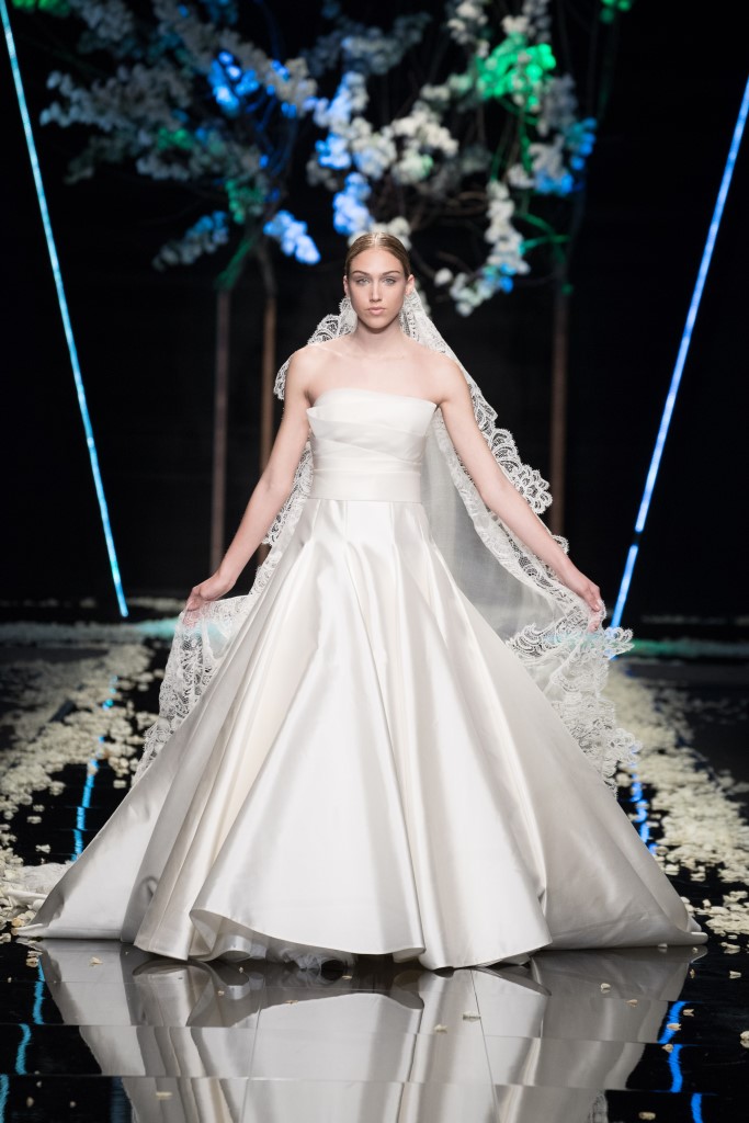 Abito da sposa ampio in mikado Antonio Riva