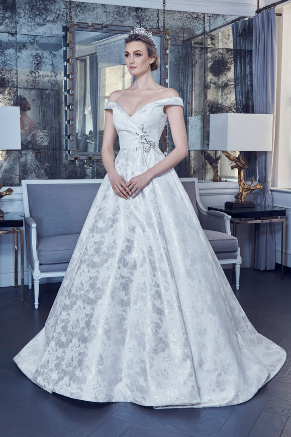 Abito da sposa con spalle scoperte Romona Keveza collezione 2019