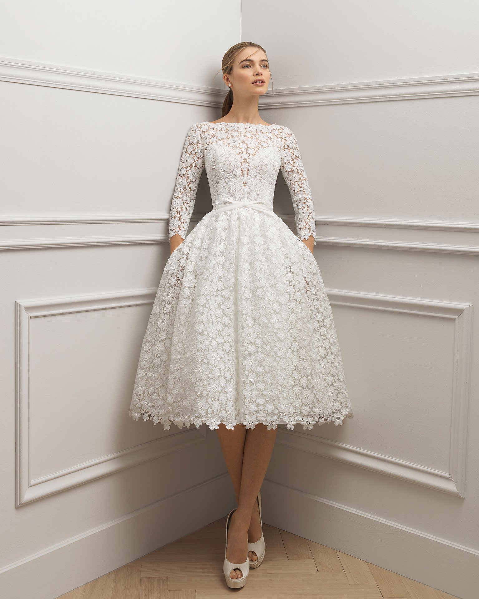 Abito da sposa corto in pizzo Aire Barcelona collezione 2019
